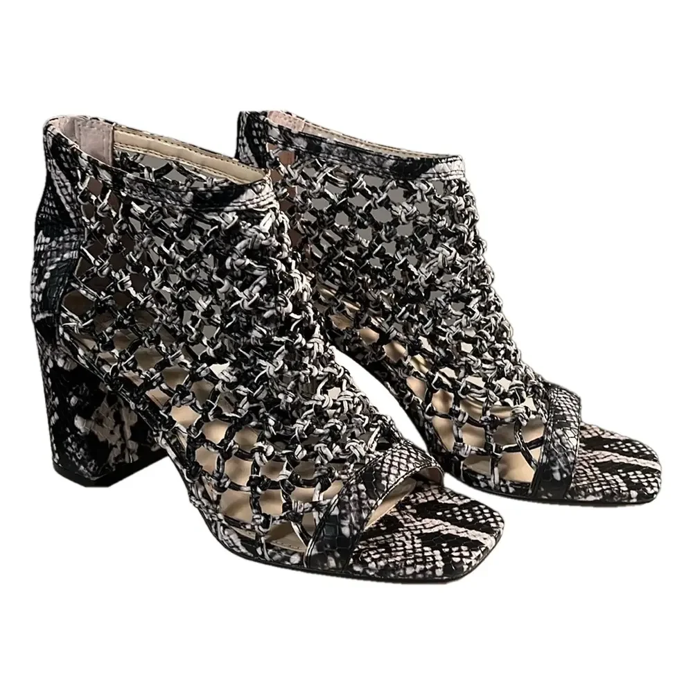 Vince Camuto Arindal Cut Out Peeptoe Bootie New Without Tag Women’s size 6&1/2 M